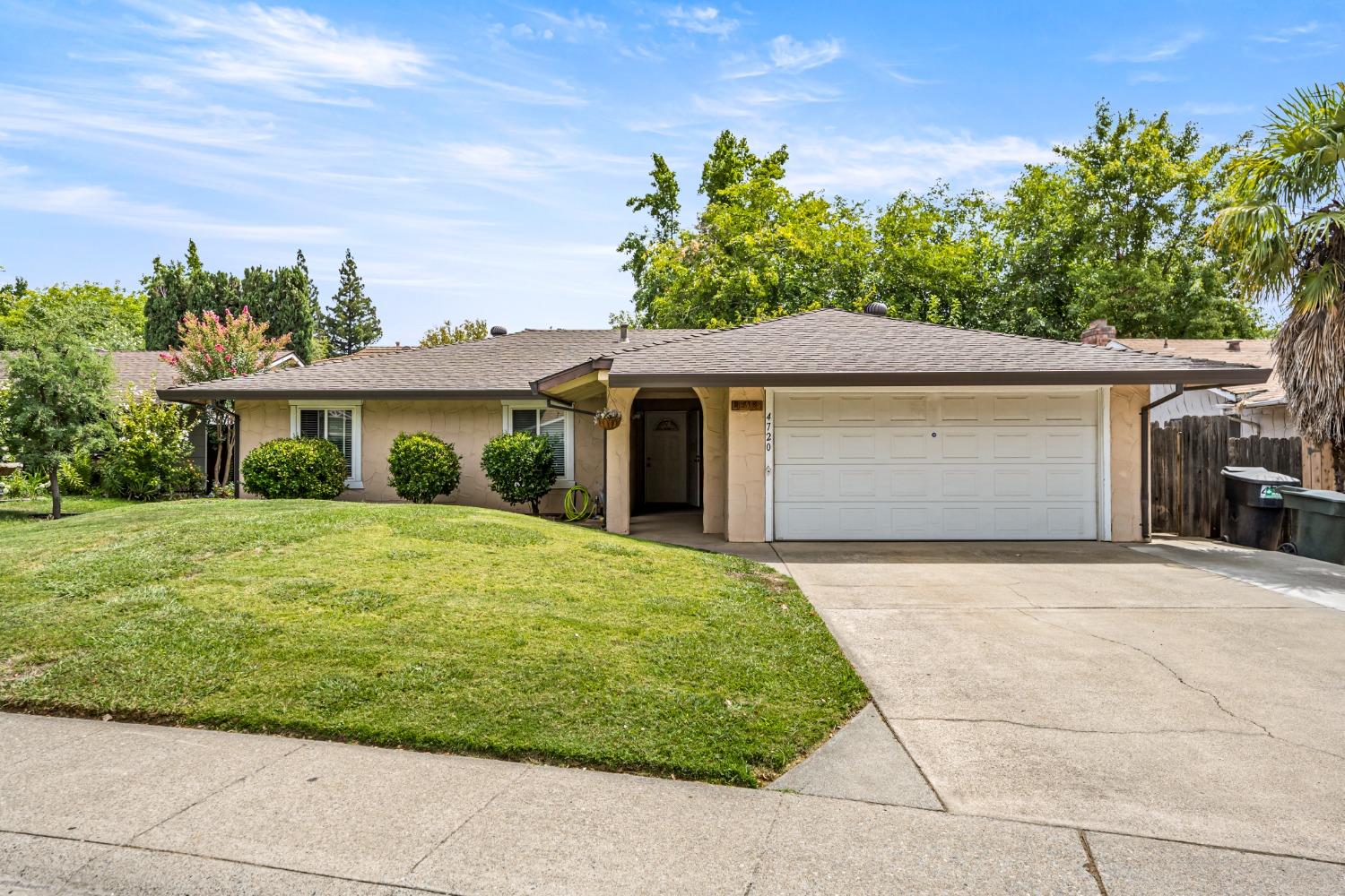 Detail Gallery Image 1 of 1 For 4720 Stonehurst Way, Sacramento,  CA 95842 - 4 Beds | 2 Baths