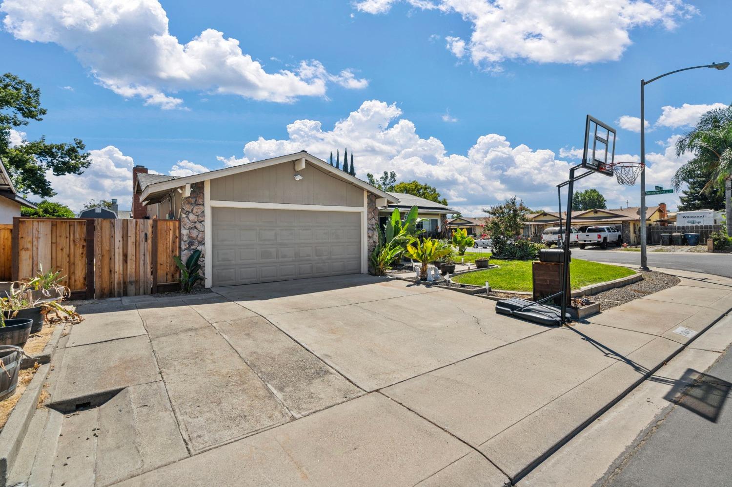 Detail Gallery Image 1 of 38 For 1614 Olivewood Ave, Manteca,  CA 95336 - 4 Beds | 2 Baths