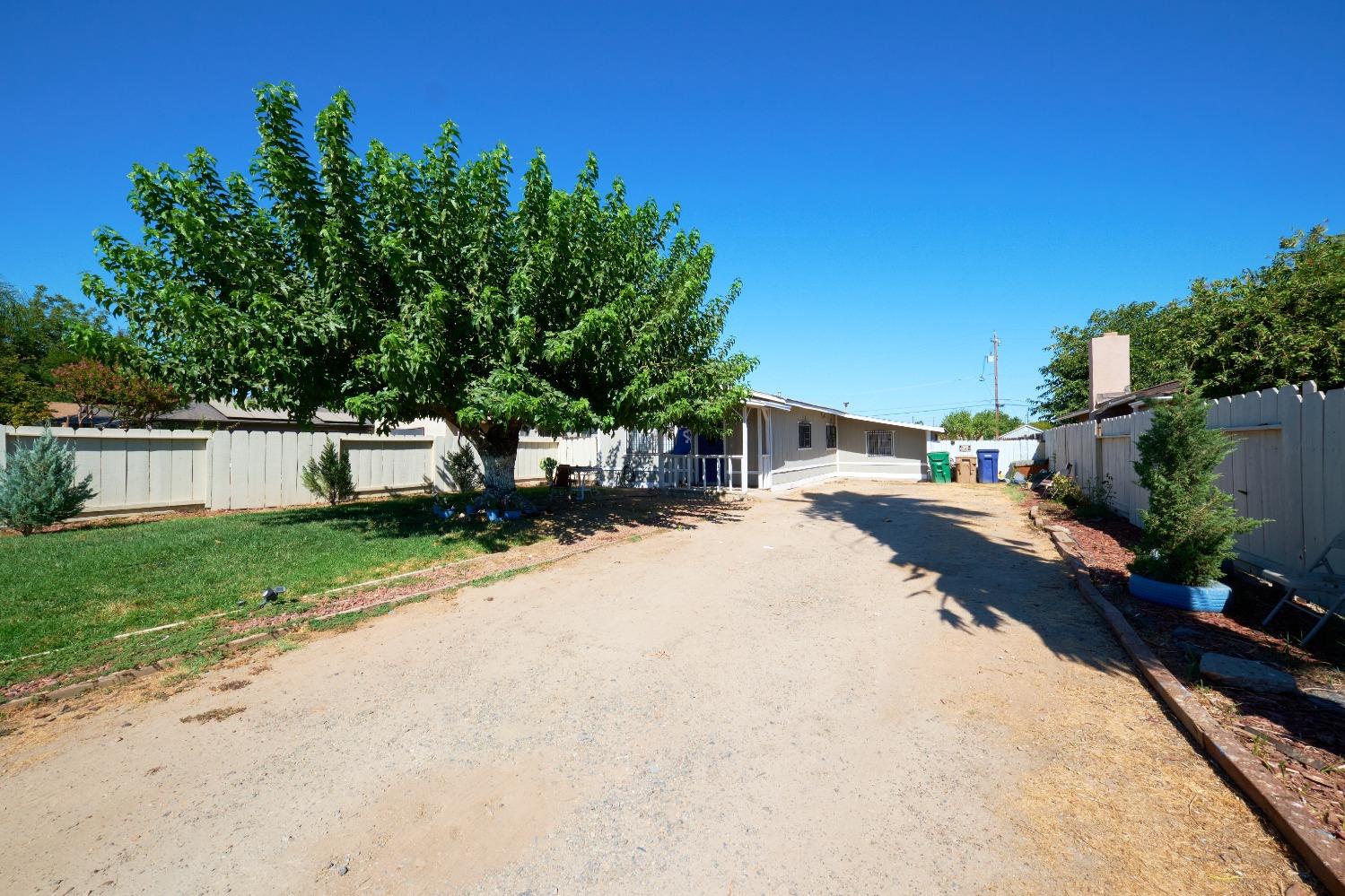 Detail Gallery Image 4 of 5 For 2904 Maple Ave, Merced,  CA 95348 - 2 Beds | 1 Baths