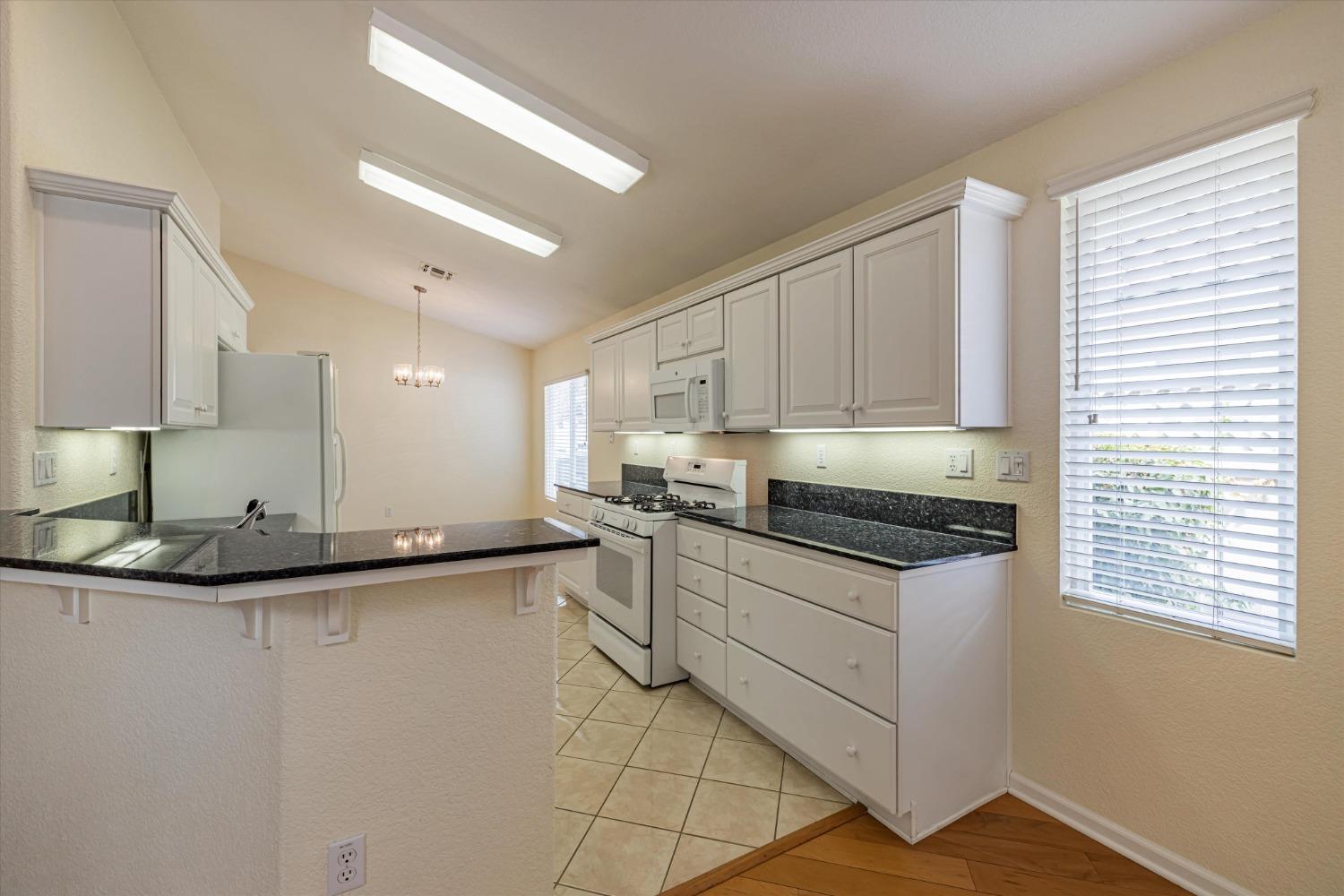 Detail Gallery Image 9 of 43 For 6392 Buckskin Ln, Roseville,  CA 95747 - 2 Beds | 2 Baths