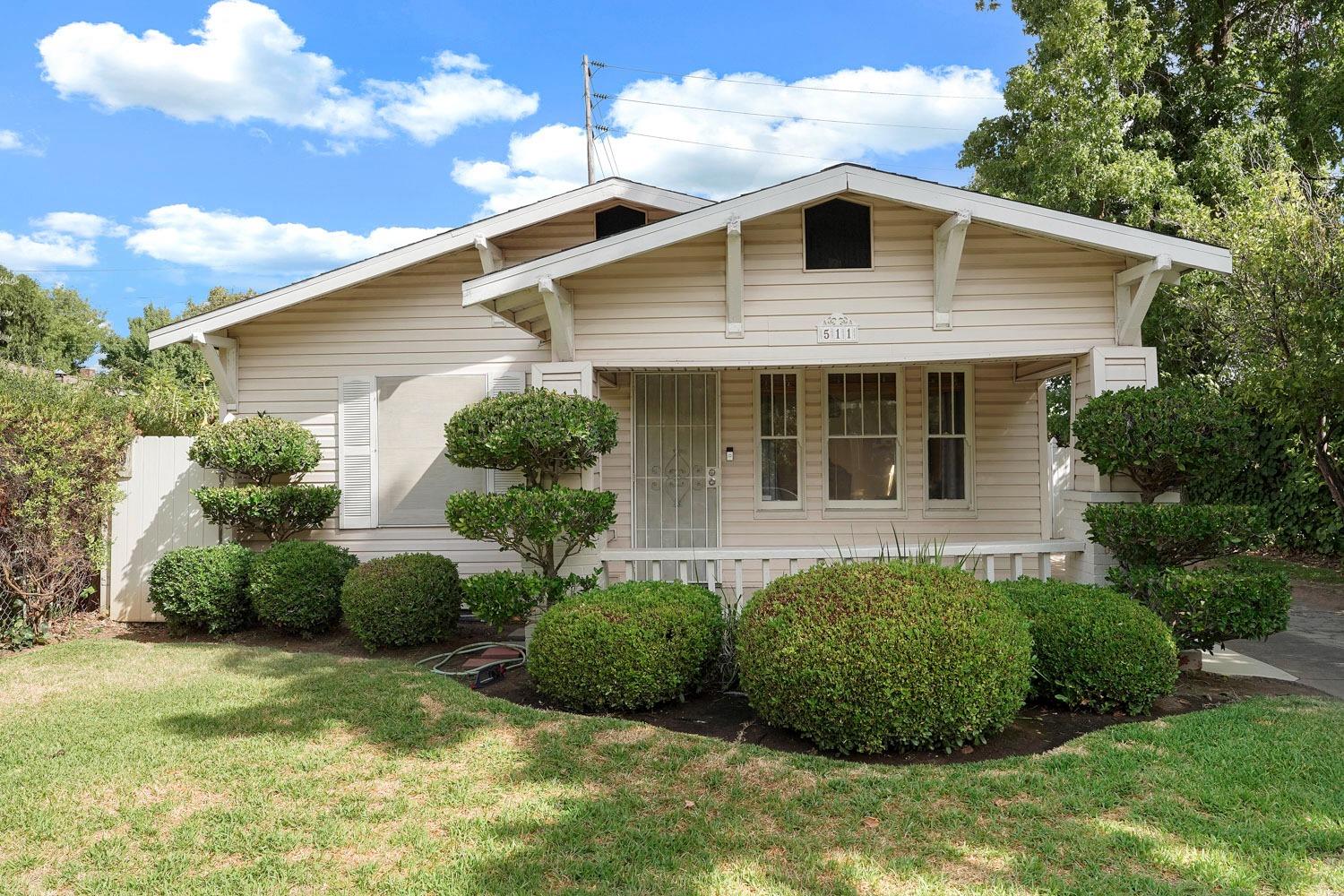 Detail Gallery Image 2 of 59 For 511 E Locust St, Lodi,  CA 95240 - 3 Beds | 2/1 Baths