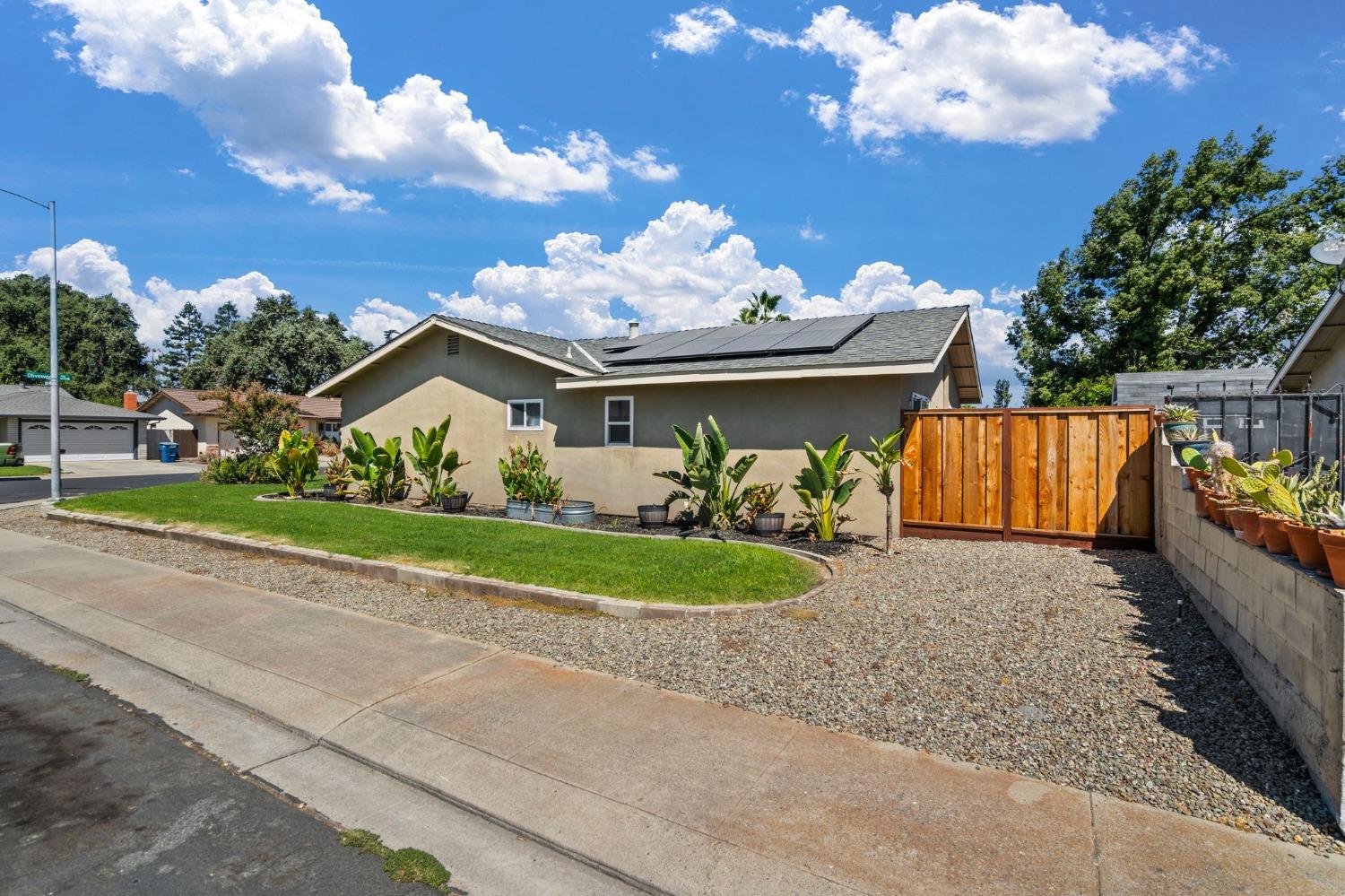 Detail Gallery Image 4 of 38 For 1614 Olivewood Ave, Manteca,  CA 95336 - 4 Beds | 2 Baths