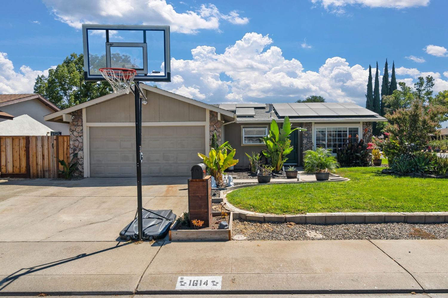 Detail Gallery Image 2 of 38 For 1614 Olivewood Ave, Manteca,  CA 95336 - 4 Beds | 2 Baths