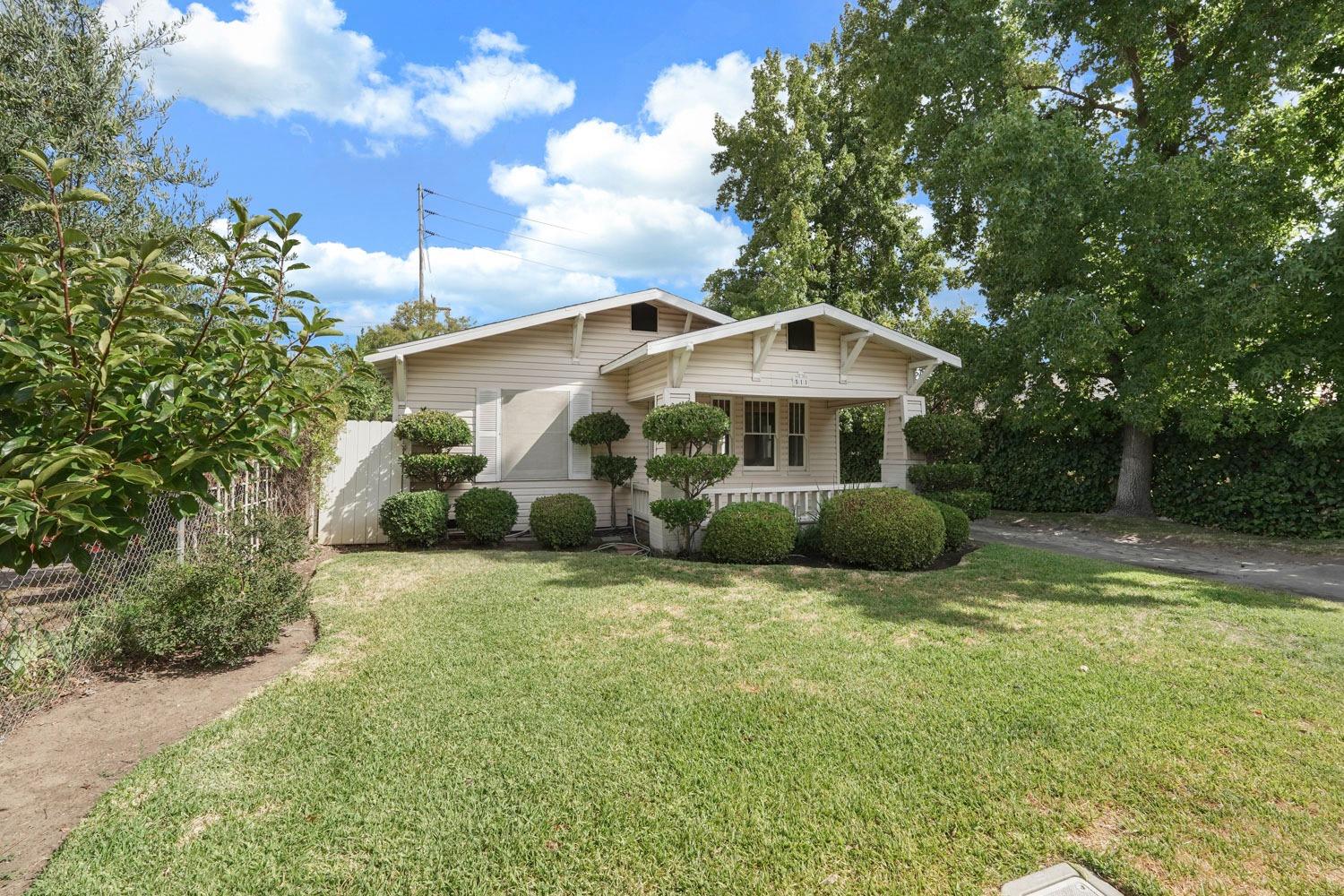 Detail Gallery Image 3 of 59 For 511 E Locust St, Lodi,  CA 95240 - 3 Beds | 2/1 Baths