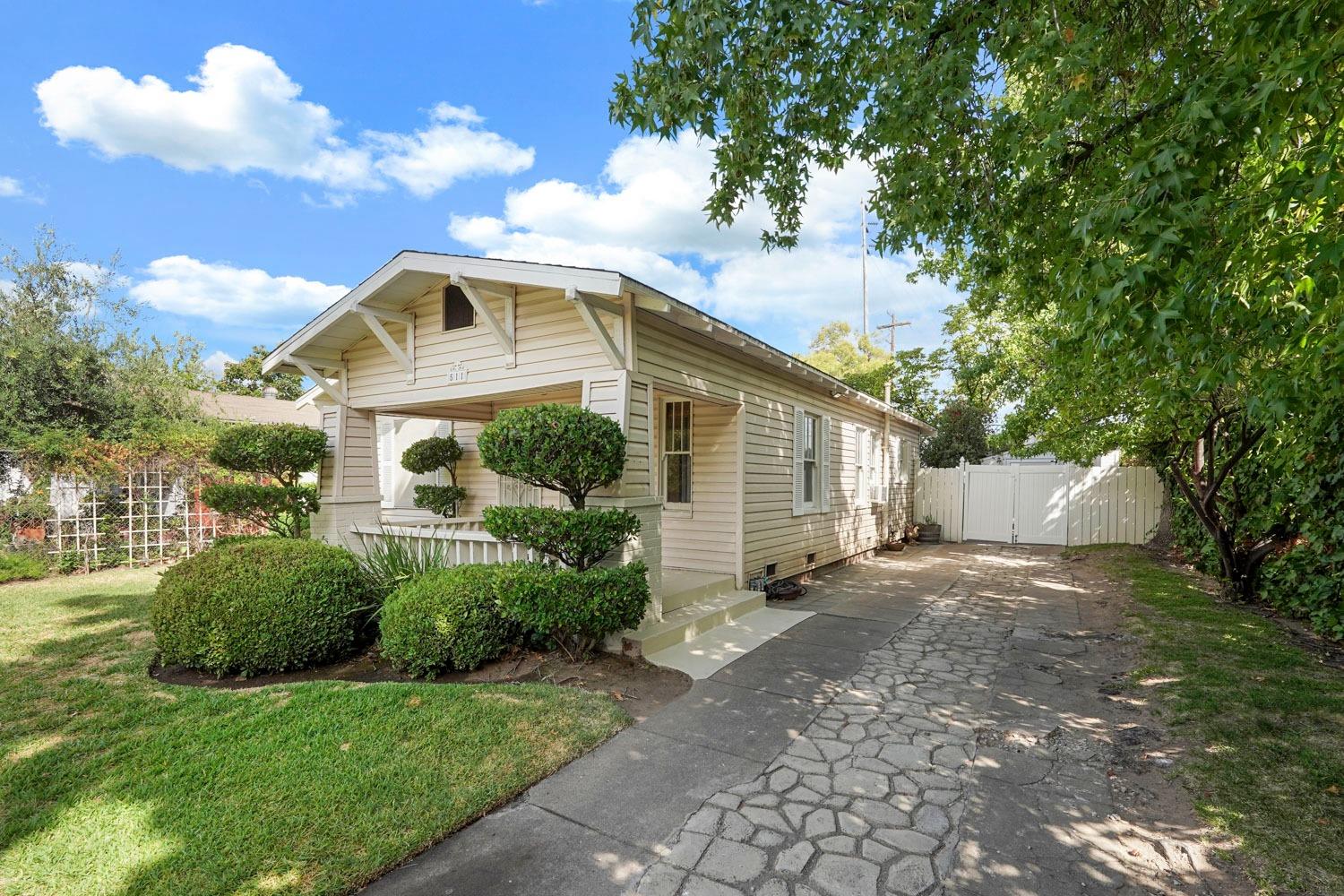 Detail Gallery Image 4 of 59 For 511 E Locust St, Lodi,  CA 95240 - 3 Beds | 2/1 Baths