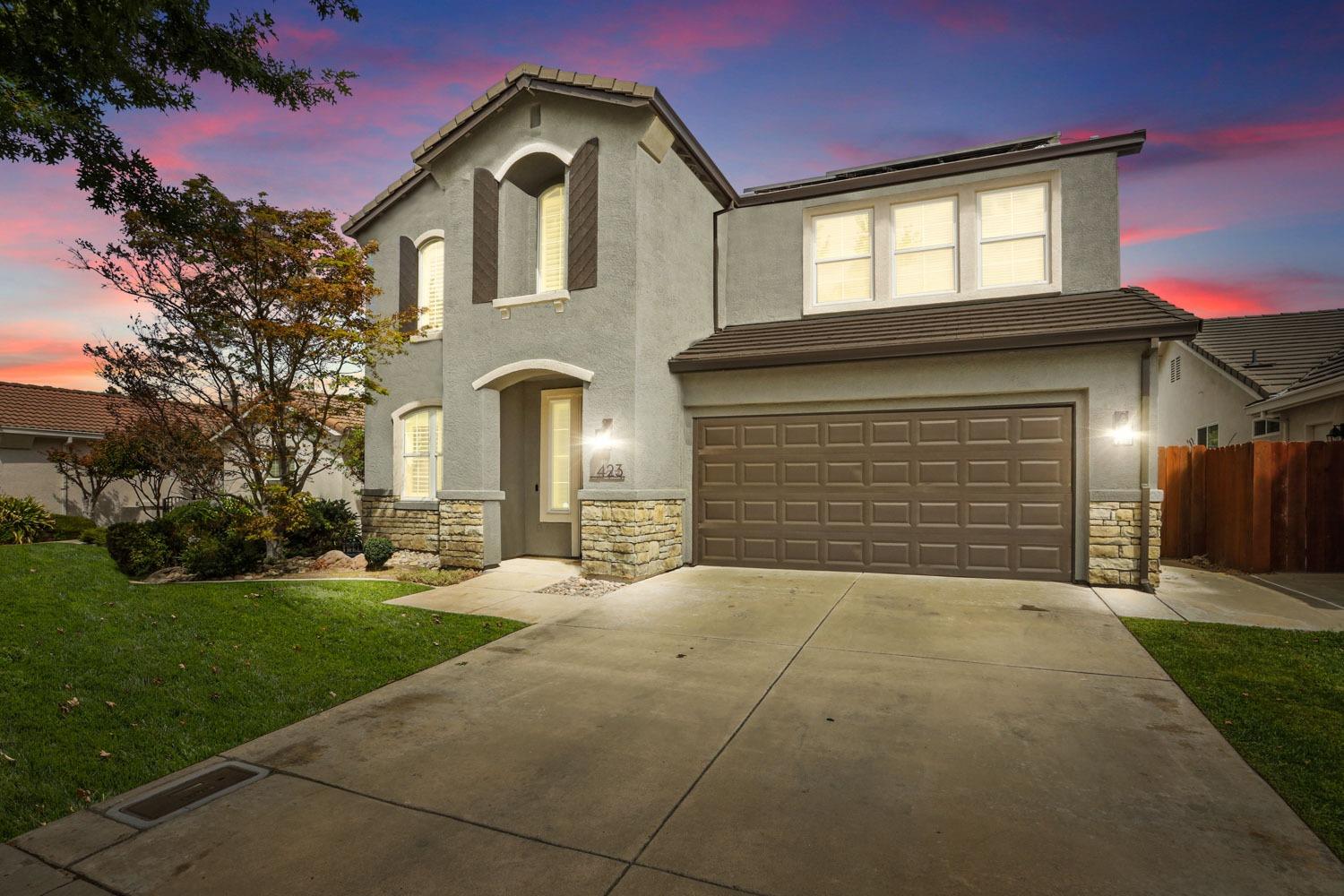 Detail Gallery Image 1 of 19 For 423 Perlegos Way, Lodi,  CA 95240 - 3 Beds | 2/1 Baths