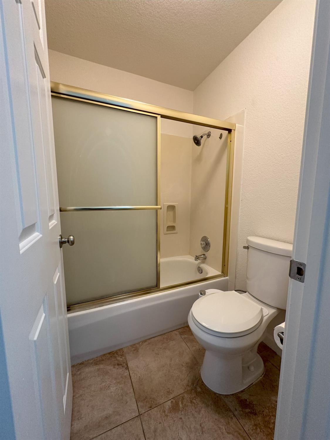 Detail Gallery Image 27 of 32 For 2320 Meadowbrook Dr, Lodi,  CA 95242 - 4 Beds | 2/1 Baths