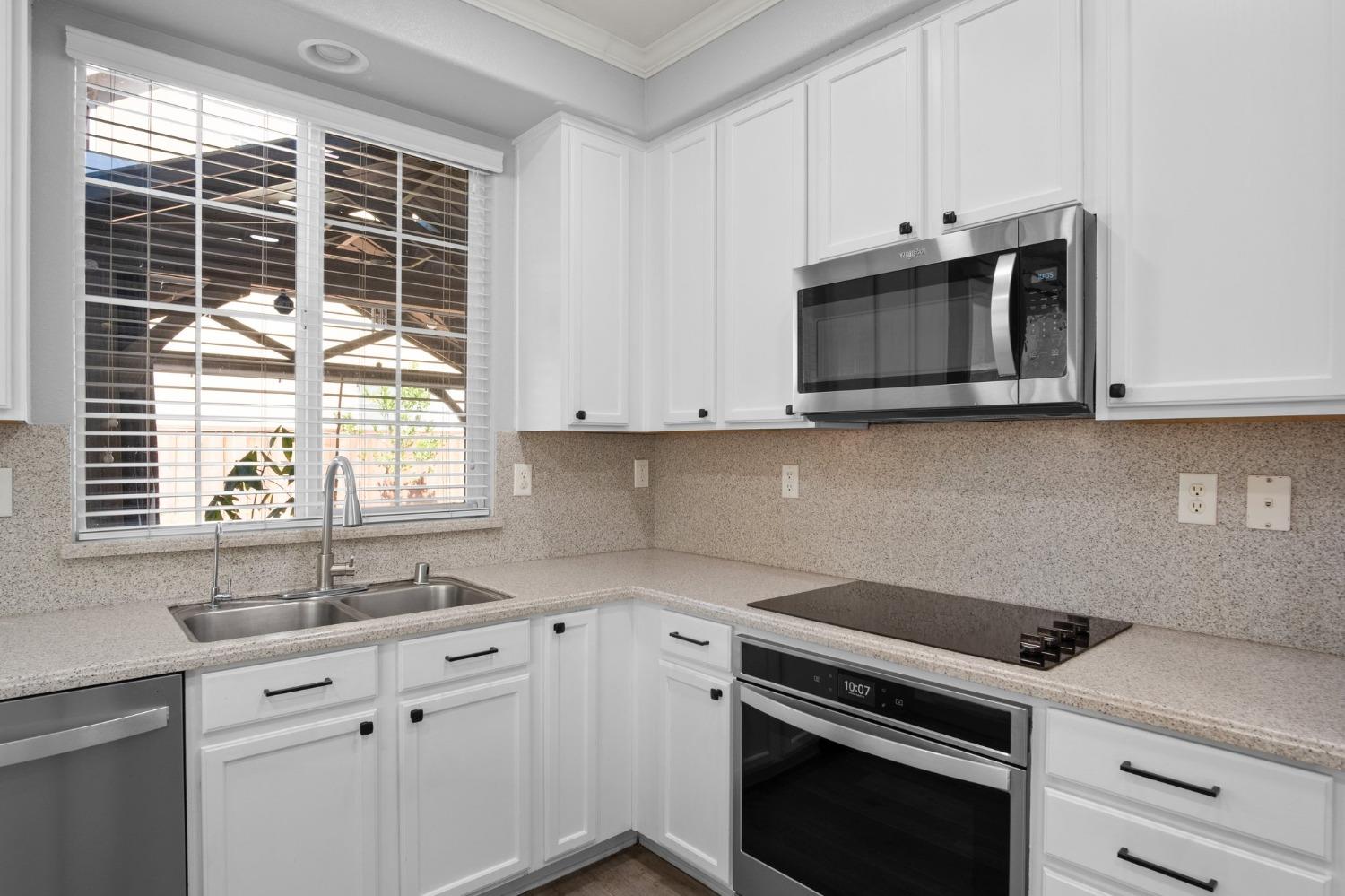 Detail Gallery Image 13 of 38 For 17121 Pacific Oak Ln, Lathrop,  CA 95330 - 3 Beds | 2/1 Baths