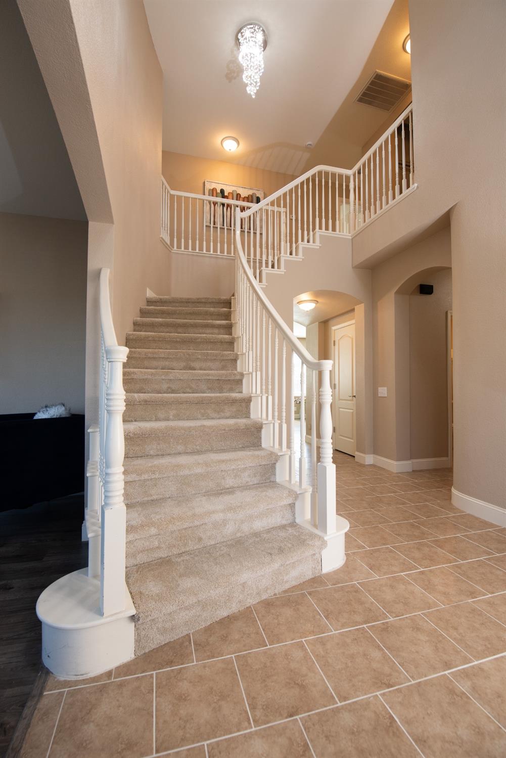 Detail Gallery Image 9 of 64 For 2114 Heirloom Pl, Manteca,  CA 95337 - 5 Beds | 4 Baths