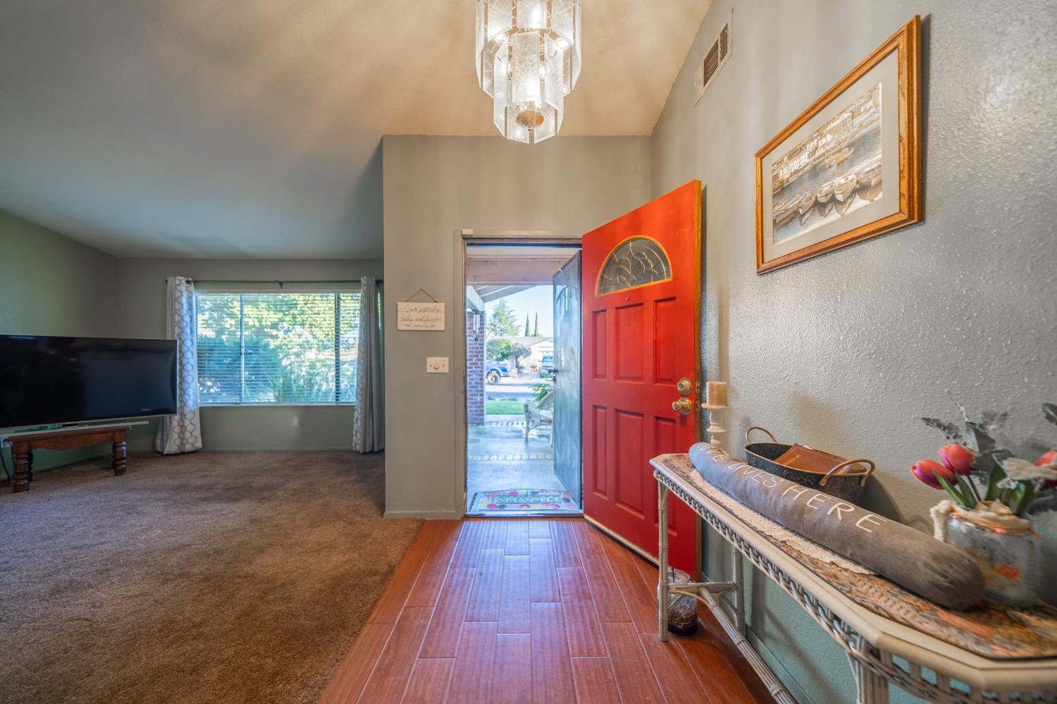 Detail Gallery Image 8 of 41 For 2721 Clear Creek Ct, Stockton,  CA 95207 - 3 Beds | 2 Baths