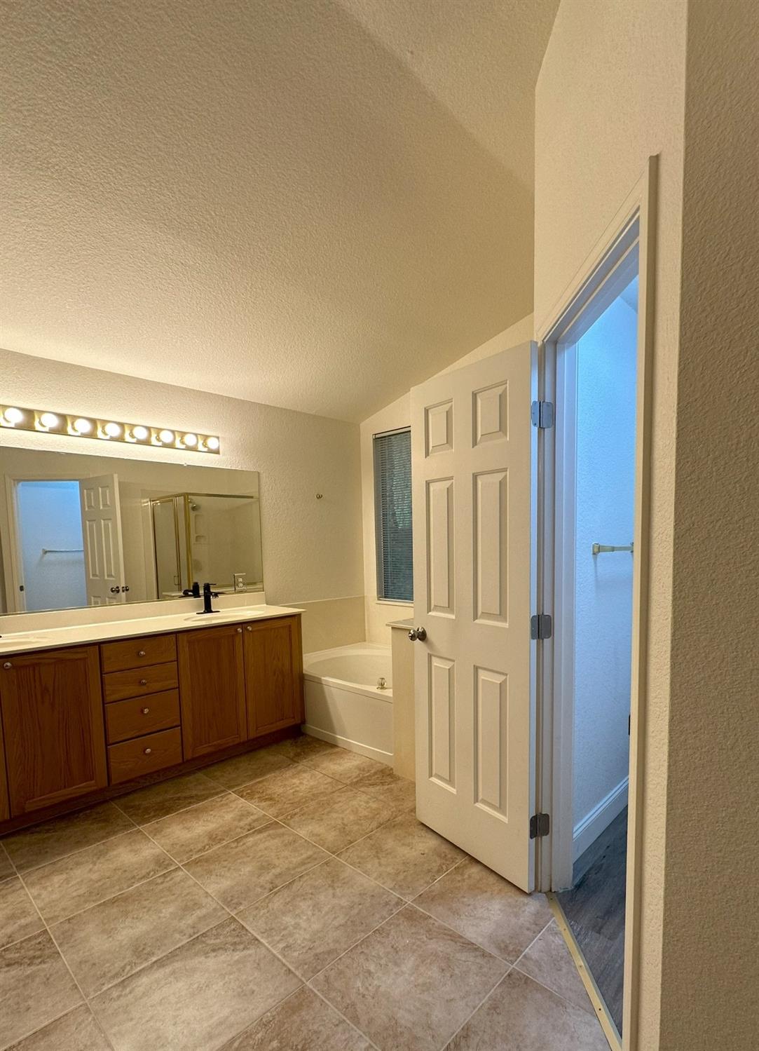 Detail Gallery Image 17 of 32 For 2320 Meadowbrook Dr, Lodi,  CA 95242 - 4 Beds | 2/1 Baths