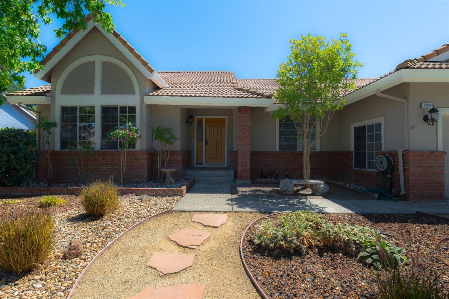 Detail Gallery Image 2 of 29 For 1027 Village Circle, Winters,  CA 95694 - 4 Beds | 2 Baths