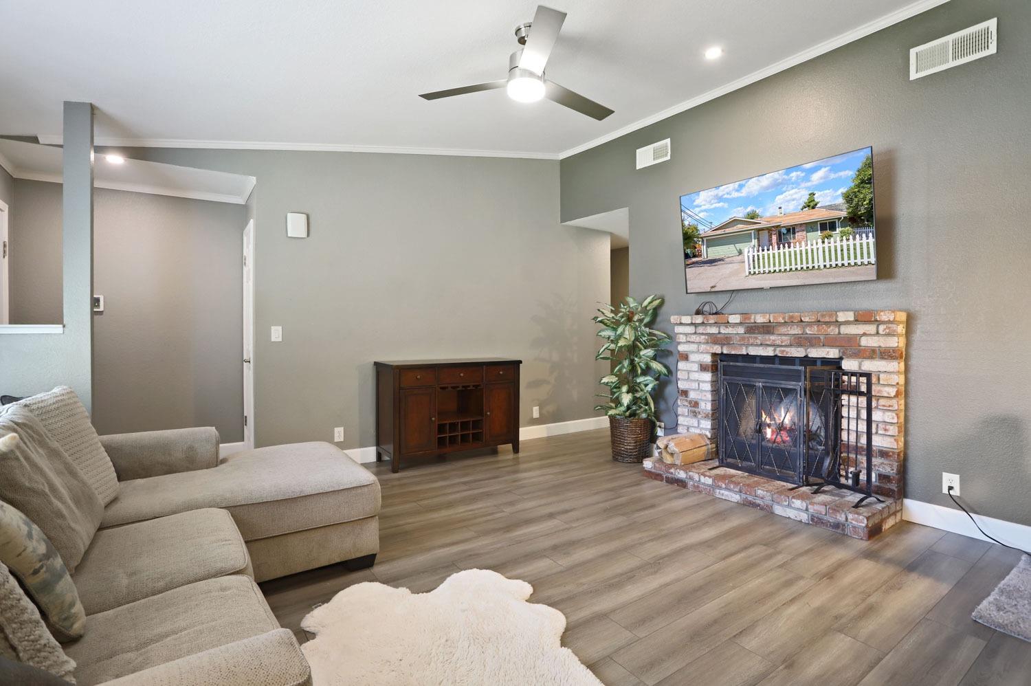 Detail Gallery Image 5 of 33 For 6141 Dry Creek Rd, Rio Linda,  CA 95673 - 3 Beds | 2 Baths