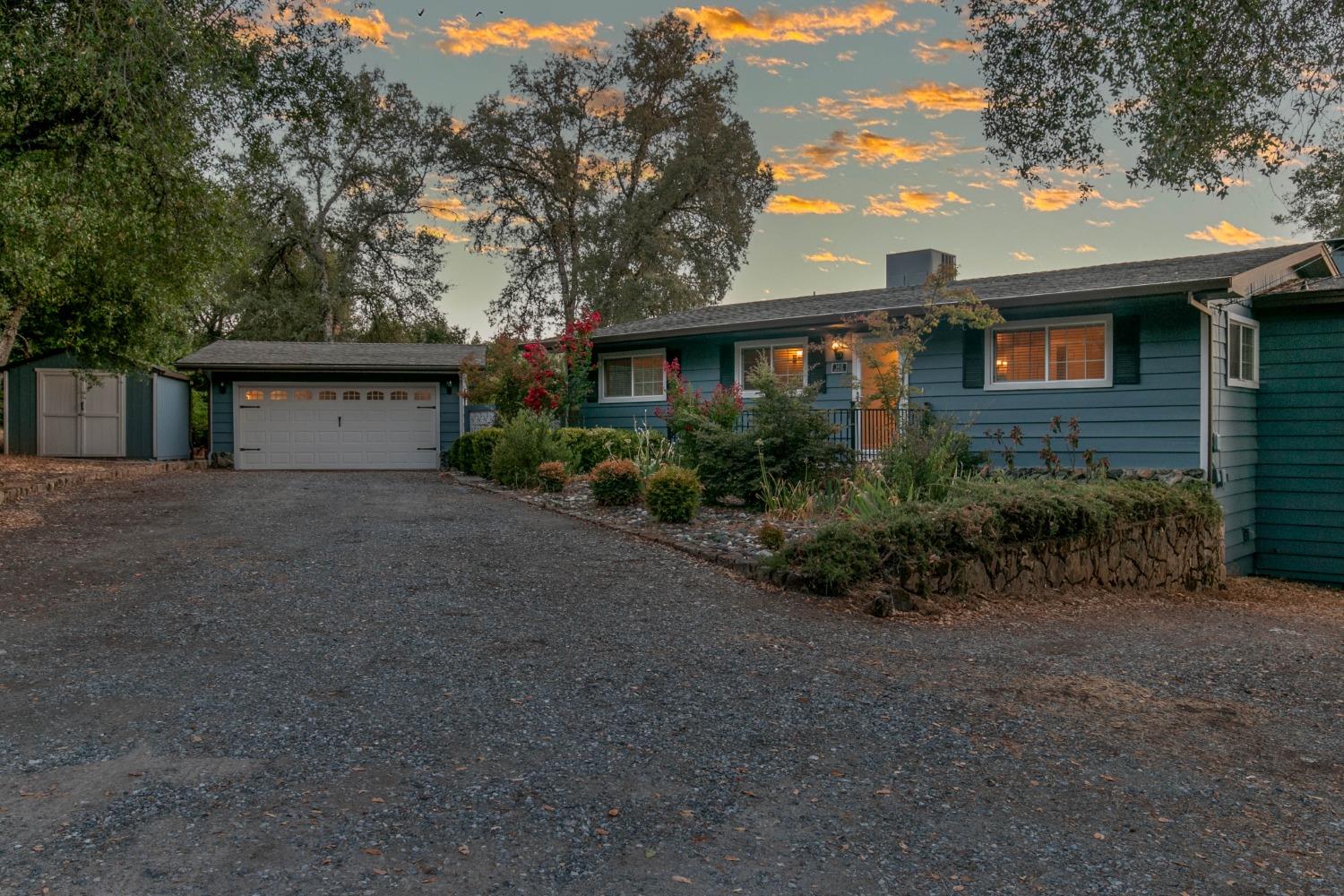 Detail Gallery Image 2 of 30 For 1012 Bridgeview Dr, Placerville,  CA 95667 - 3 Beds | 3 Baths