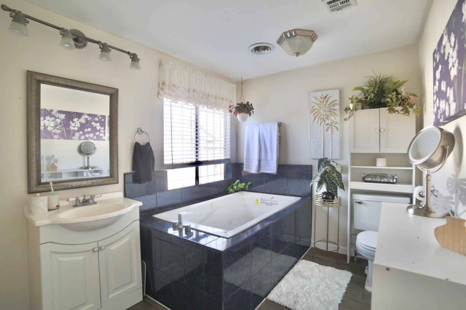 Detail Gallery Image 3 of 27 For 436 N Mercey Springs Rd 38, Los Banos,  CA 93635 - 3 Beds | 2 Baths