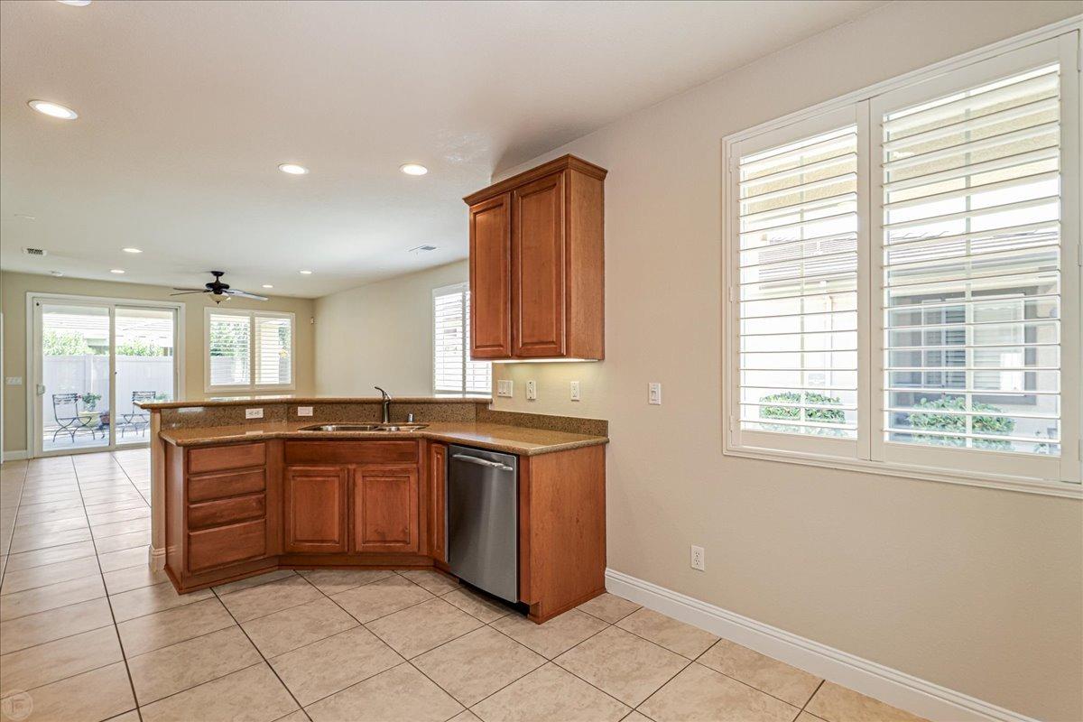 Detail Gallery Image 14 of 75 For 2384 Shadow Berry Dr, Manteca,  CA 95336 - 2 Beds | 2 Baths