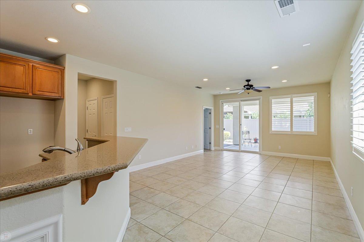 Detail Gallery Image 8 of 75 For 2384 Shadow Berry Dr, Manteca,  CA 95336 - 2 Beds | 2 Baths