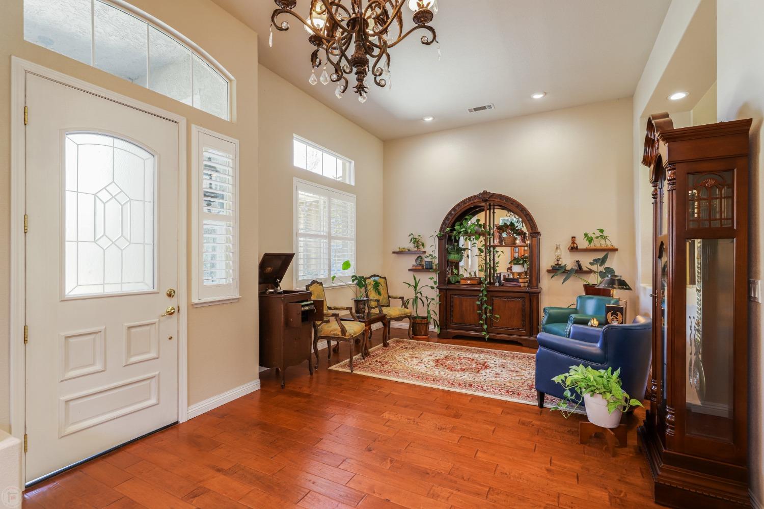 Detail Gallery Image 10 of 70 For 5162 Poppy Hills Cir, Stockton,  CA 95219 - 4 Beds | 2/1 Baths