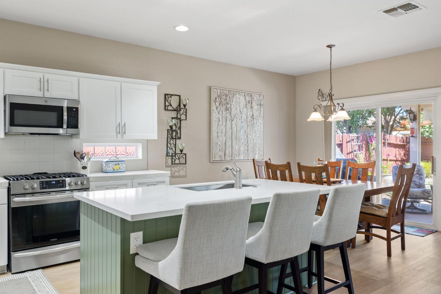 Detail Gallery Image 10 of 38 For 7904 Quaker Ridge Way, Sacramento,  CA 95829 - 3 Beds | 2 Baths