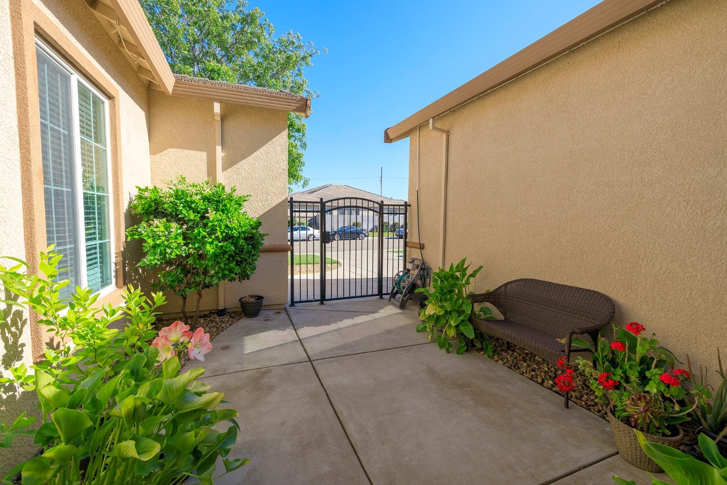 Detail Gallery Image 9 of 69 For 1495 Vasco, Manteca,  CA 95337 - 5 Beds | 2 Baths