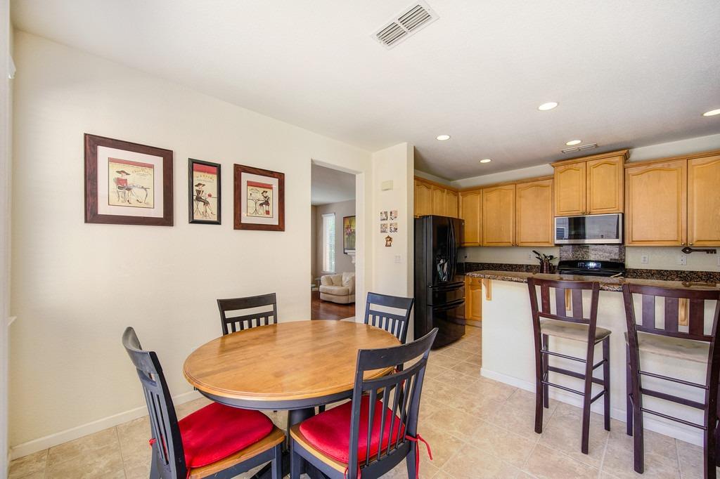 Detail Gallery Image 14 of 51 For 3504 Nouveau Way, Rancho Cordova,  CA 95670 - 3 Beds | 2/1 Baths