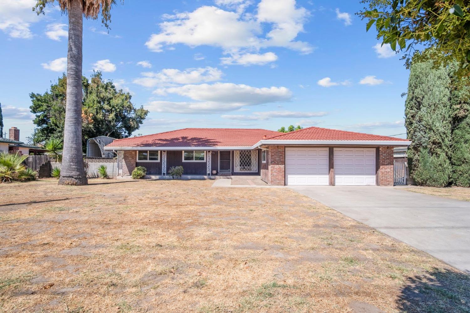 Detail Gallery Image 2 of 34 For 2021 W Louise Ave, Manteca,  CA 95337 - 3 Beds | 2 Baths