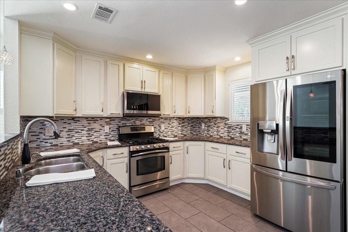 Detail Gallery Image 3 of 61 For 898 Rockford Way, Manteca,  CA 95336 - 4 Beds | 2 Baths