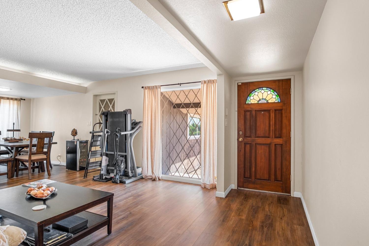 Detail Gallery Image 5 of 34 For 2021 W Louise Ave, Manteca,  CA 95337 - 3 Beds | 2 Baths