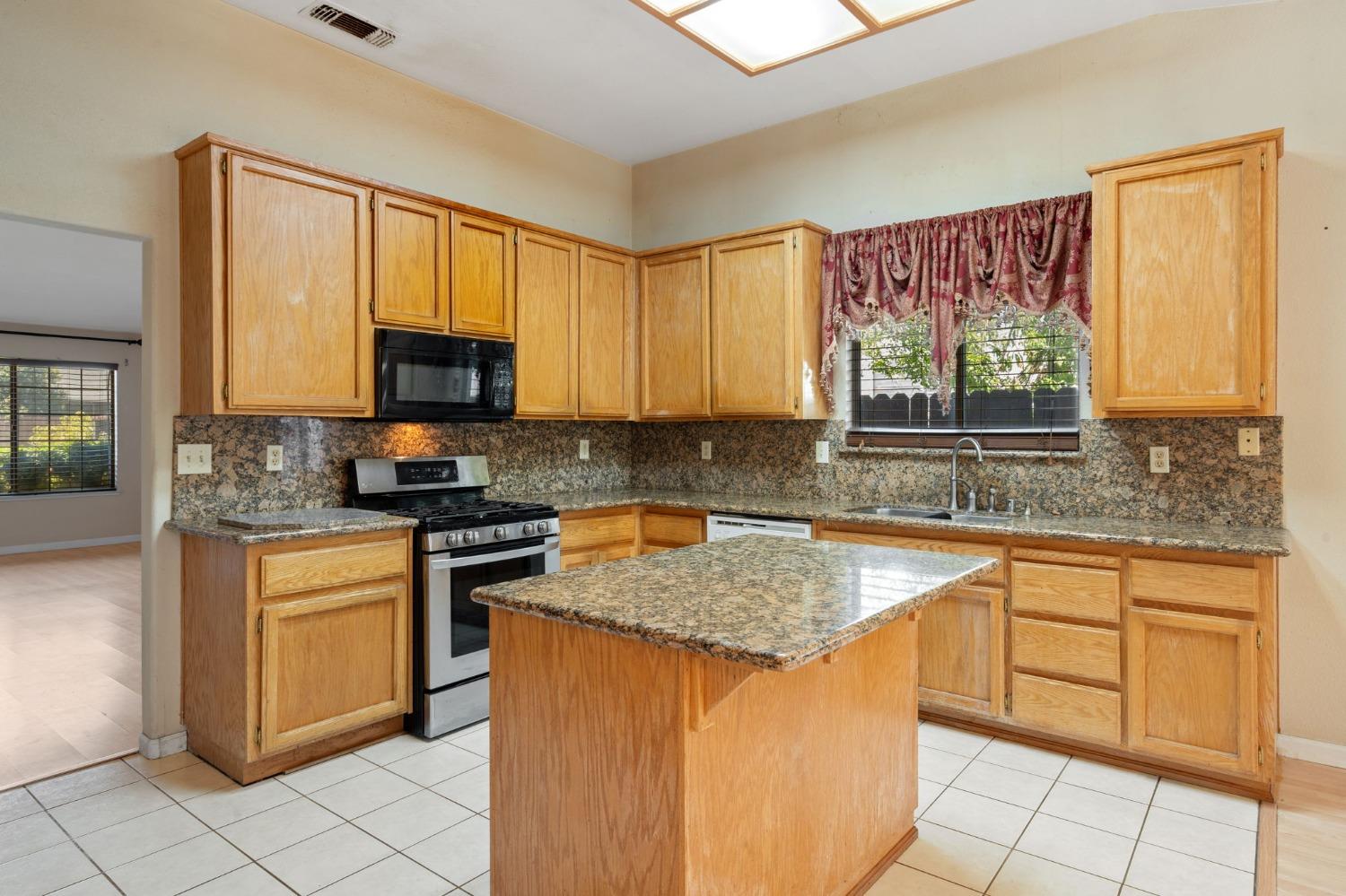 Detail Gallery Image 10 of 24 For 4391 Batt Dr, Sacramento,  CA 95838 - 4 Beds | 2 Baths