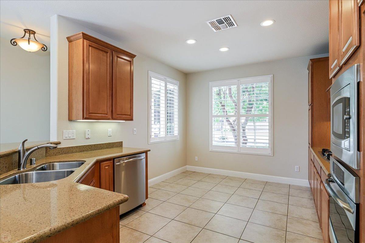 Detail Gallery Image 11 of 75 For 2384 Shadow Berry Dr, Manteca,  CA 95336 - 2 Beds | 2 Baths