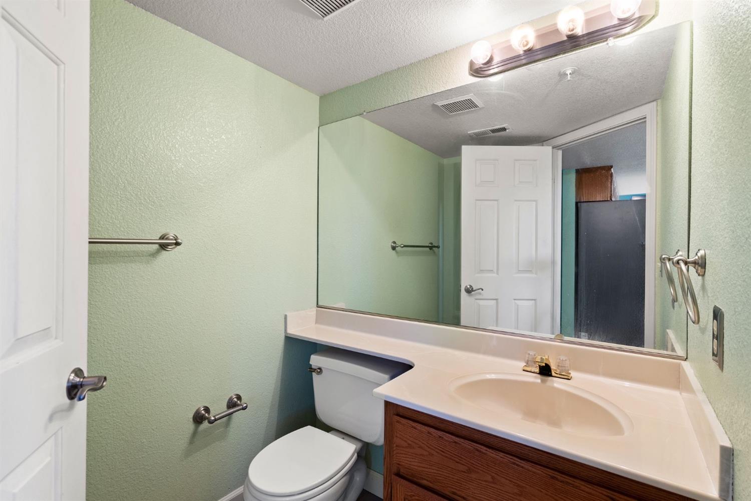 Detail Gallery Image 16 of 25 For 3033 Grove Way #D4,  Castro Valley,  CA 94546 - 2 Beds | 2/1 Baths