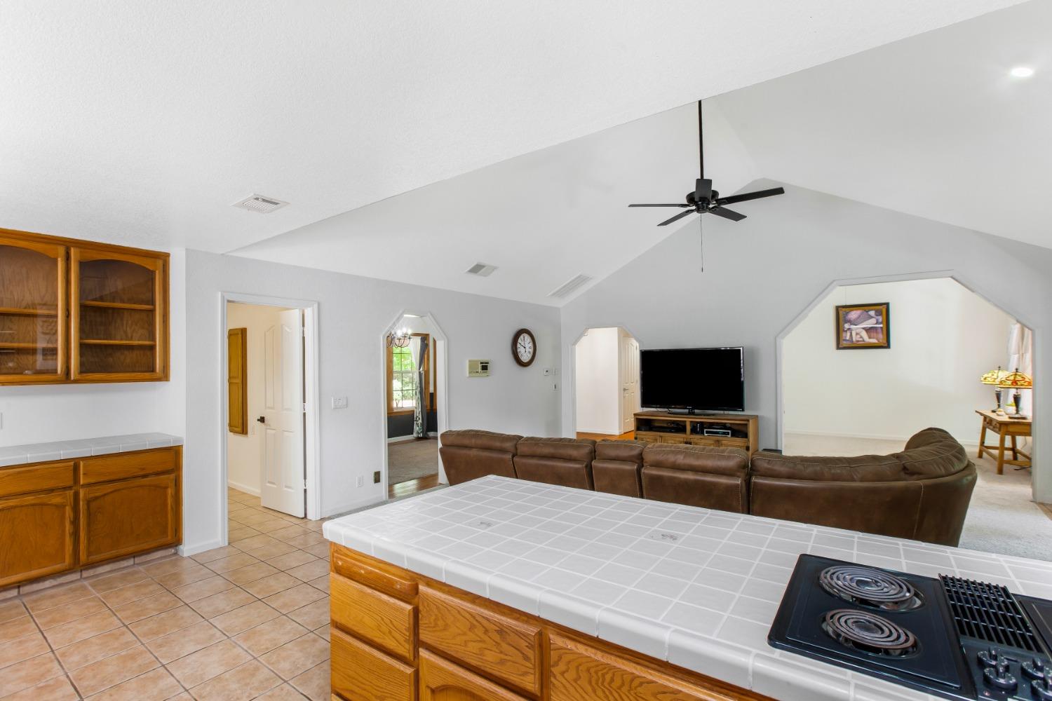 Detail Gallery Image 12 of 46 For 5966 Oak Ridge Cir, El Dorado,  CA 95623 - 4 Beds | 2/1 Baths