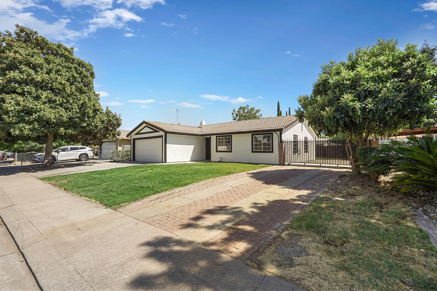 Detail Gallery Image 1 of 12 For 2610 Claridge Ln, Stockton,  CA 95210 - 3 Beds | 2 Baths