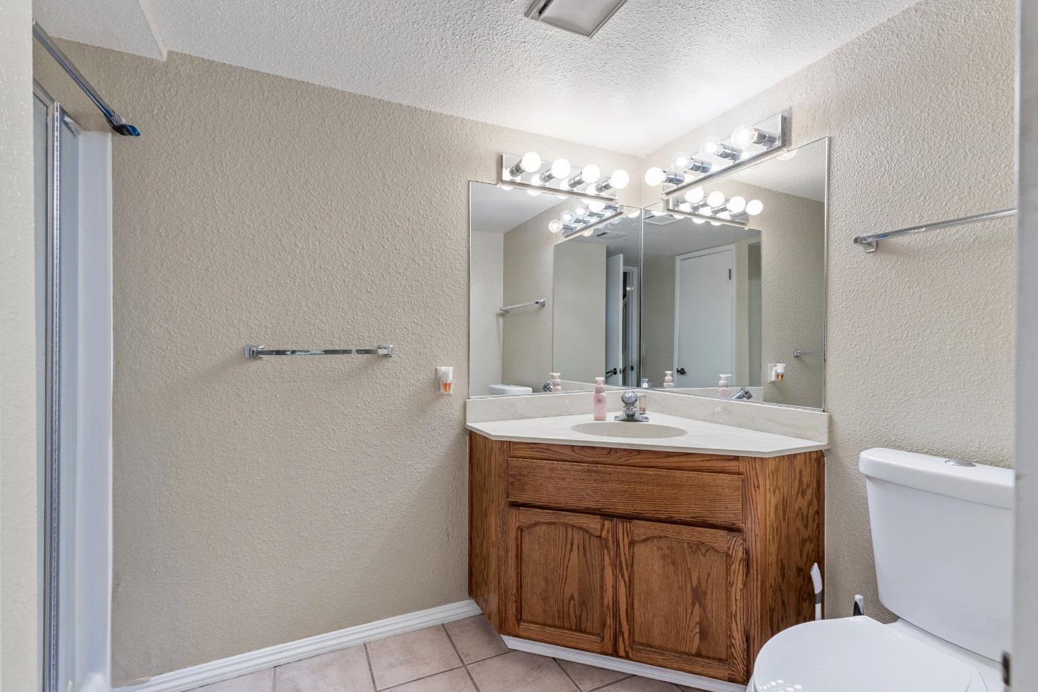 Detail Gallery Image 13 of 33 For 1107 Cedar Creek Dr #18,  Modesto,  CA 95355 - 3 Beds | 3 Baths