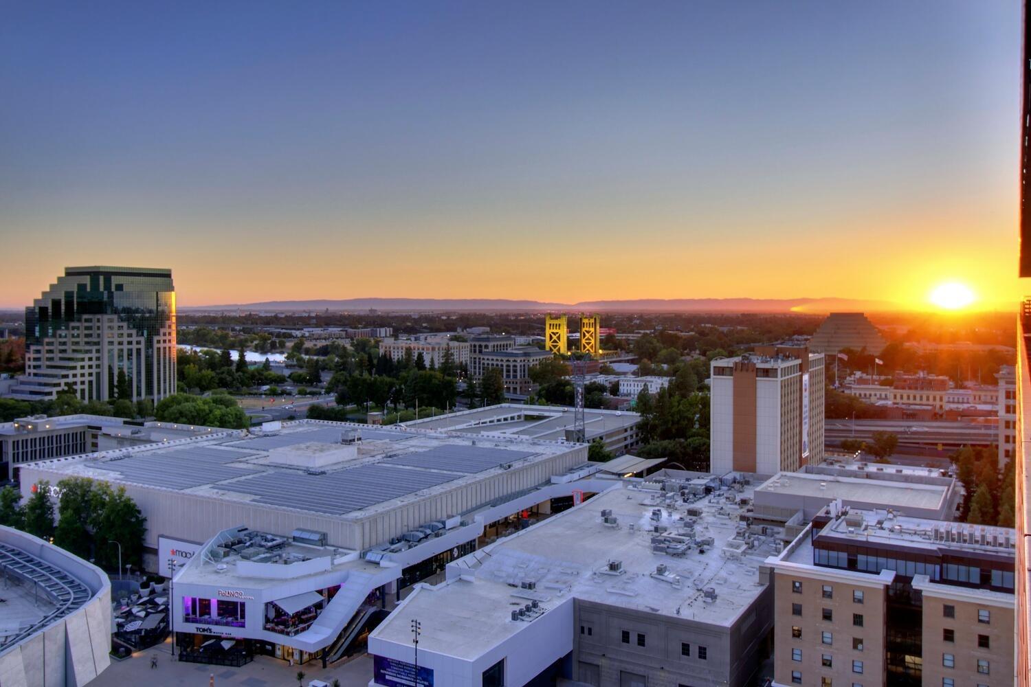 Detail Gallery Image 4 of 71 For 500 J St #1807,  Sacramento,  CA 95814 - 3 Beds | 3 Baths