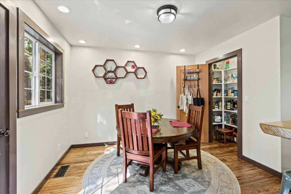 Detail Gallery Image 9 of 57 For 13763 Lightning Tree Rd, Nevada City,  CA 95959 - 3 Beds | 3/1 Baths