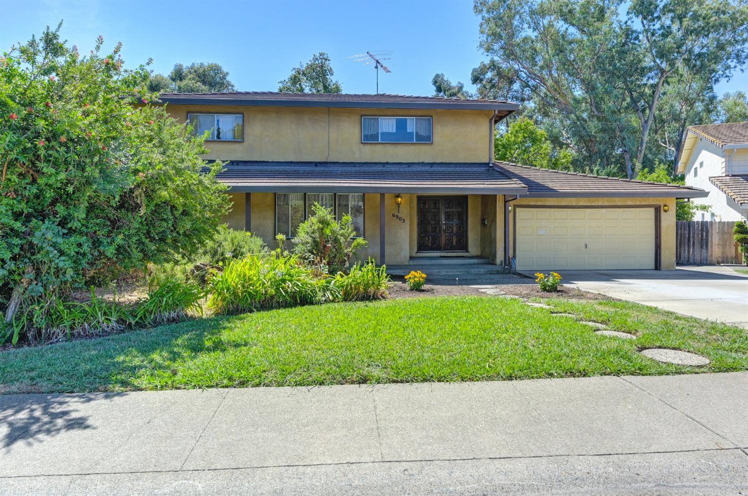 Detail Gallery Image 3 of 44 For 6903 Los Olivos Way, Carmichael,  CA 95608 - 4 Beds | 2/1 Baths