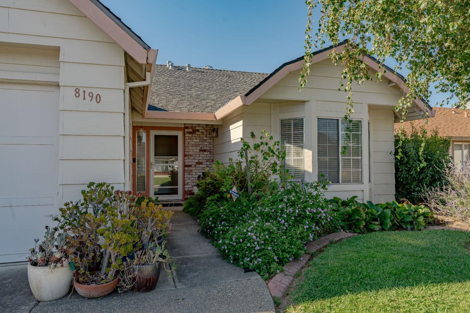 Detail Gallery Image 1 of 1 For 8190 Gustine Way, Sacramento,  CA 95828 - 3 Beds | 2 Baths