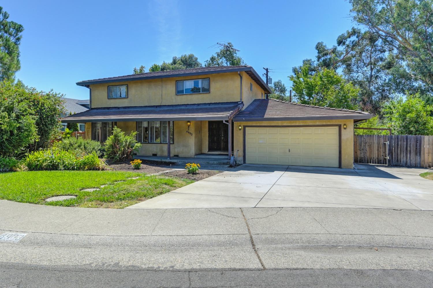 Detail Gallery Image 1 of 44 For 6903 Los Olivos Way, Carmichael,  CA 95608 - 4 Beds | 2/1 Baths