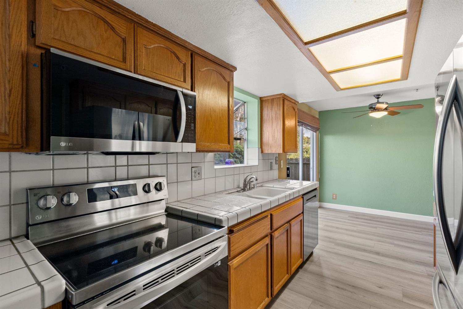 Detail Gallery Image 10 of 25 For 3033 Grove Way #D4,  Castro Valley,  CA 94546 - 2 Beds | 2/1 Baths