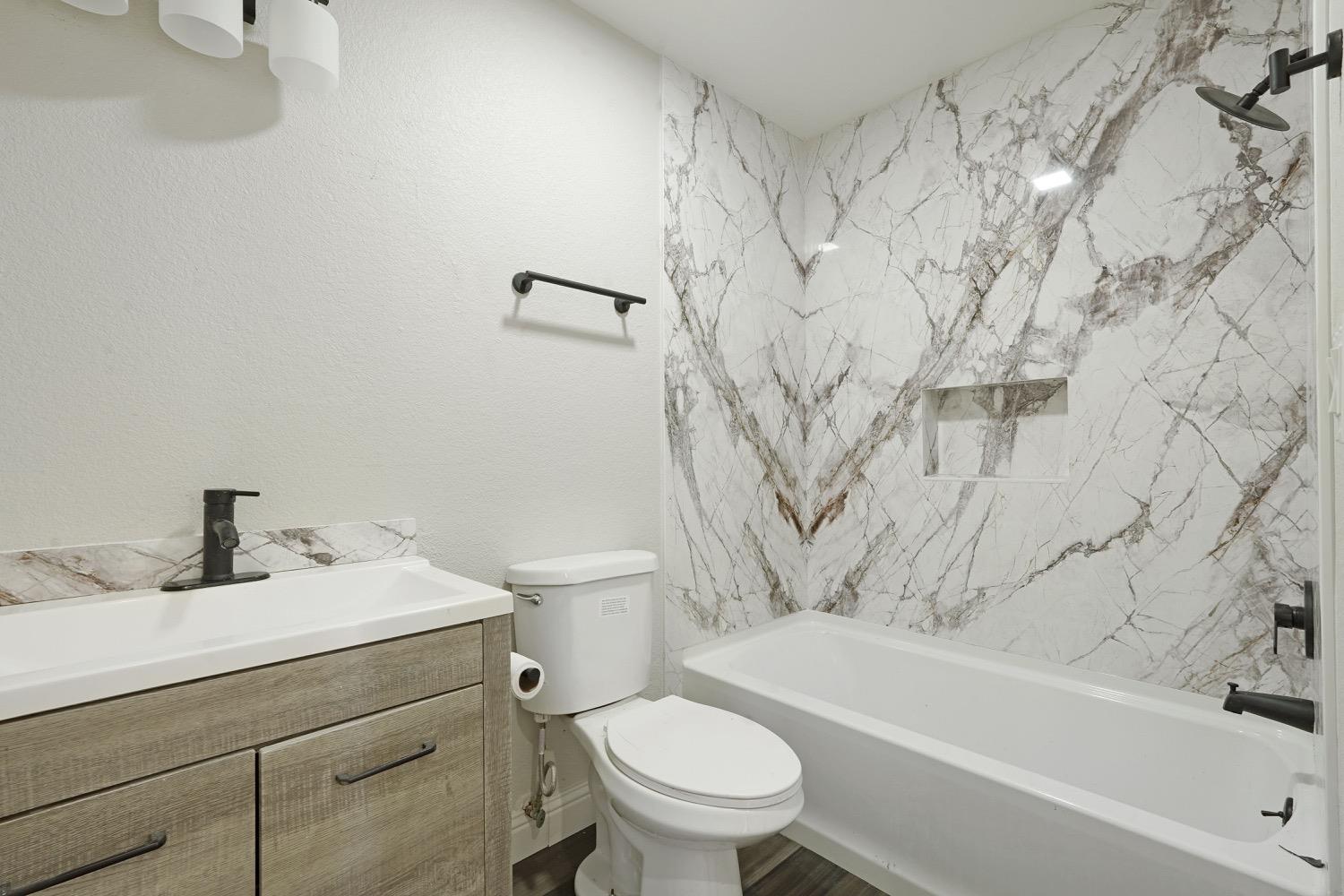 Detail Gallery Image 8 of 12 For 2610 Claridge Ln, Stockton,  CA 95210 - 3 Beds | 2 Baths