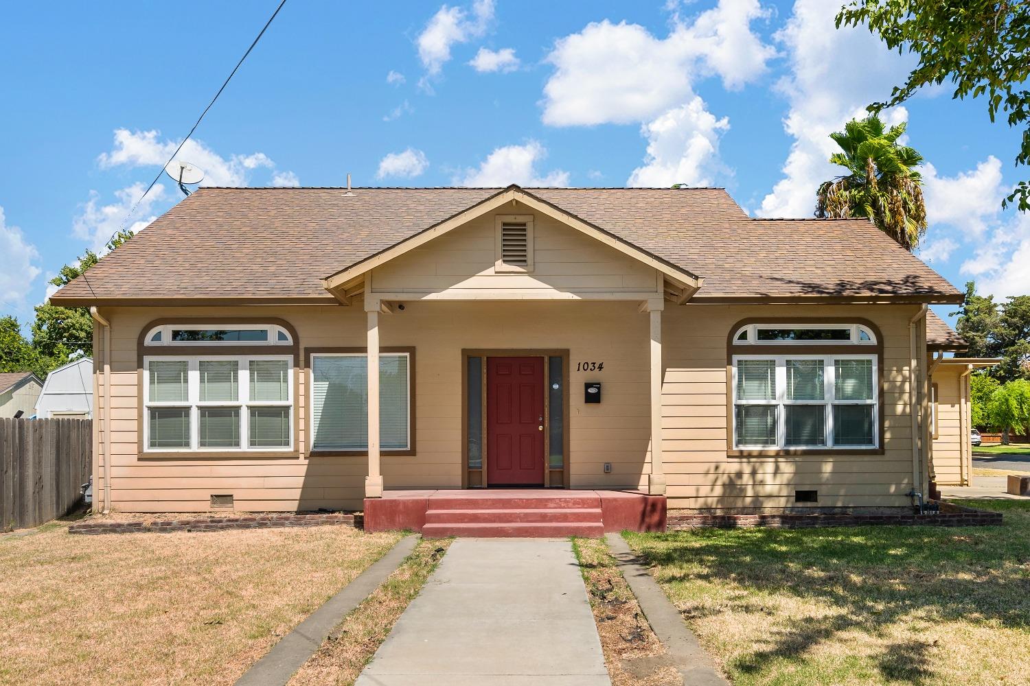 Detail Gallery Image 1 of 1 For 1034 1st St, Escalon,  CA 95320 - 3 Beds | 2 Baths