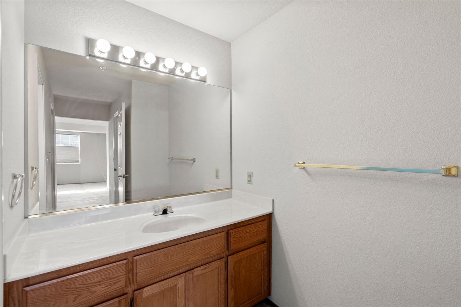 Detail Gallery Image 14 of 25 For 3033 Grove Way #D4,  Castro Valley,  CA 94546 - 2 Beds | 2/1 Baths