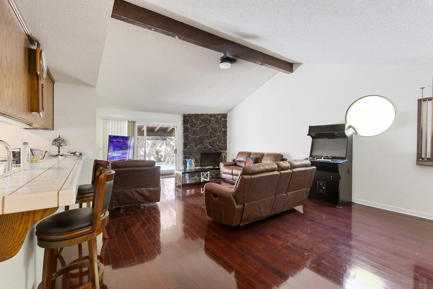 Detail Gallery Image 13 of 36 For 708 Riverlake Way, Sacramento,  CA 95831 - 3 Beds | 2/1 Baths