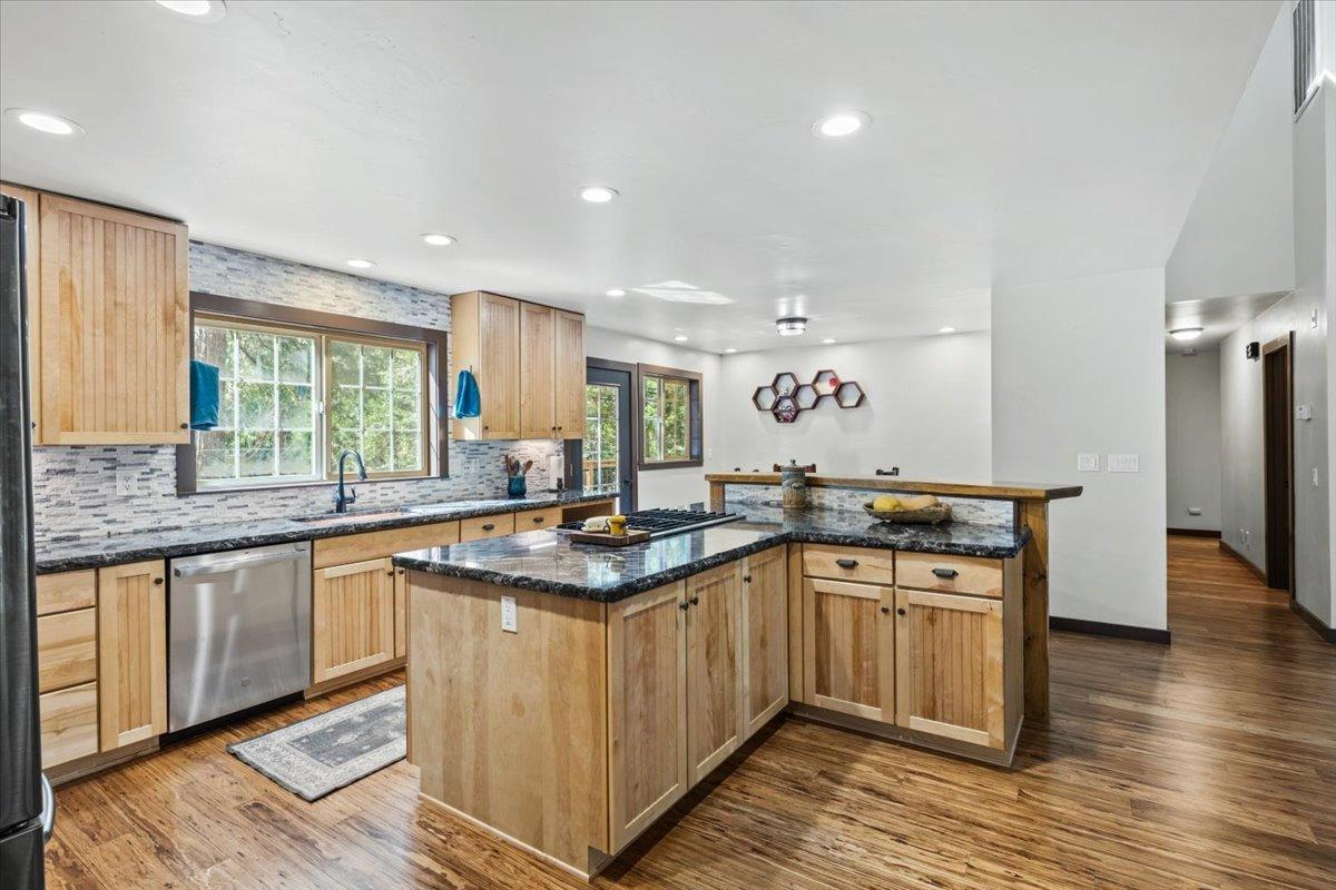 Detail Gallery Image 5 of 57 For 13763 Lightning Tree Rd, Nevada City,  CA 95959 - 3 Beds | 3/1 Baths