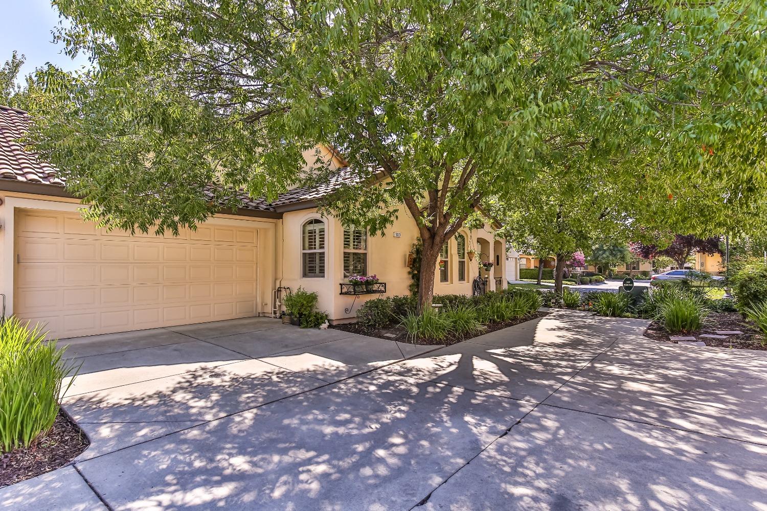 Detail Gallery Image 2 of 44 For 1033 Venice Ln, Roseville,  CA 95747 - 2 Beds | 2 Baths