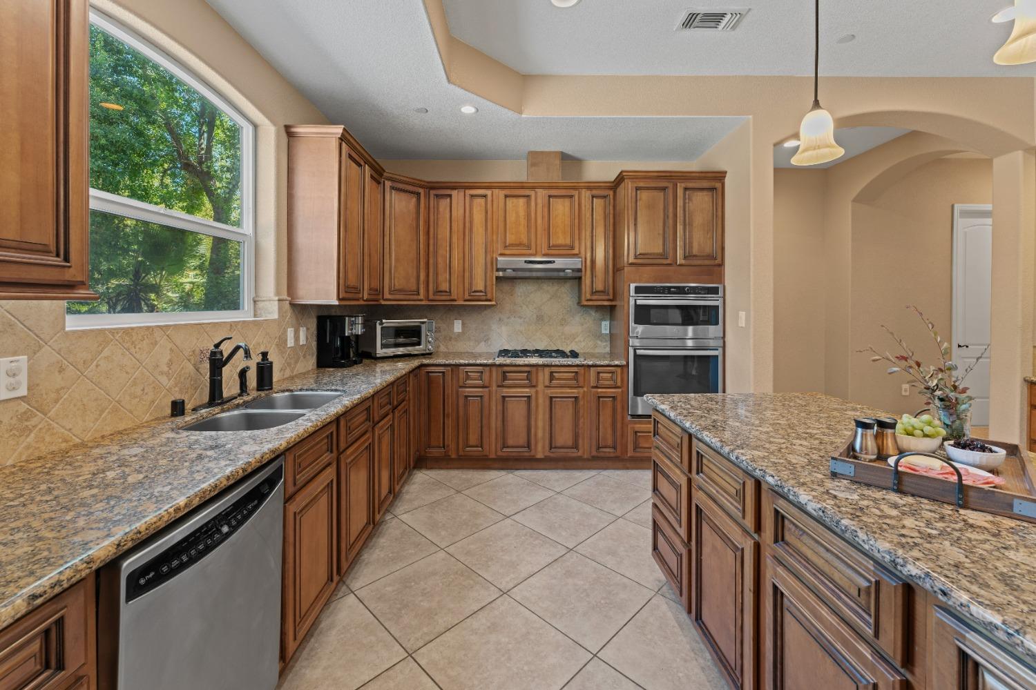 Detail Gallery Image 11 of 60 For 8925 Van Moore Ln, Orangevale,  CA 95662 - 6 Beds | 3/1 Baths