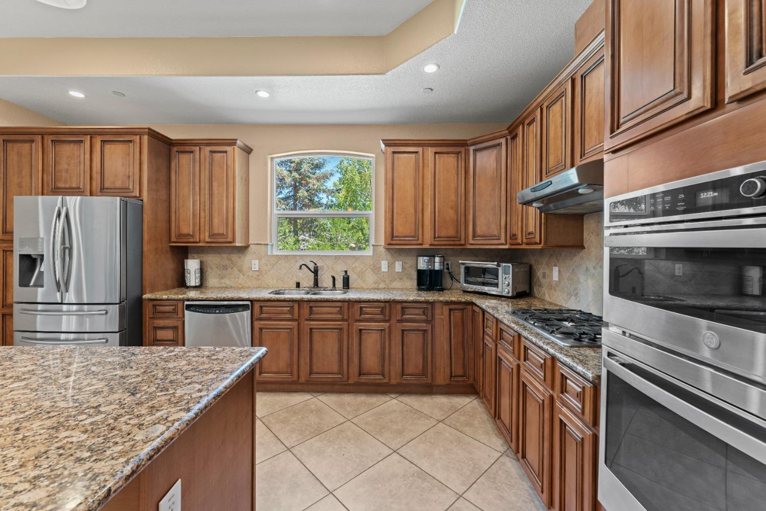 Detail Gallery Image 10 of 60 For 8925 Van Moore Ln, Orangevale,  CA 95662 - 6 Beds | 3/1 Baths