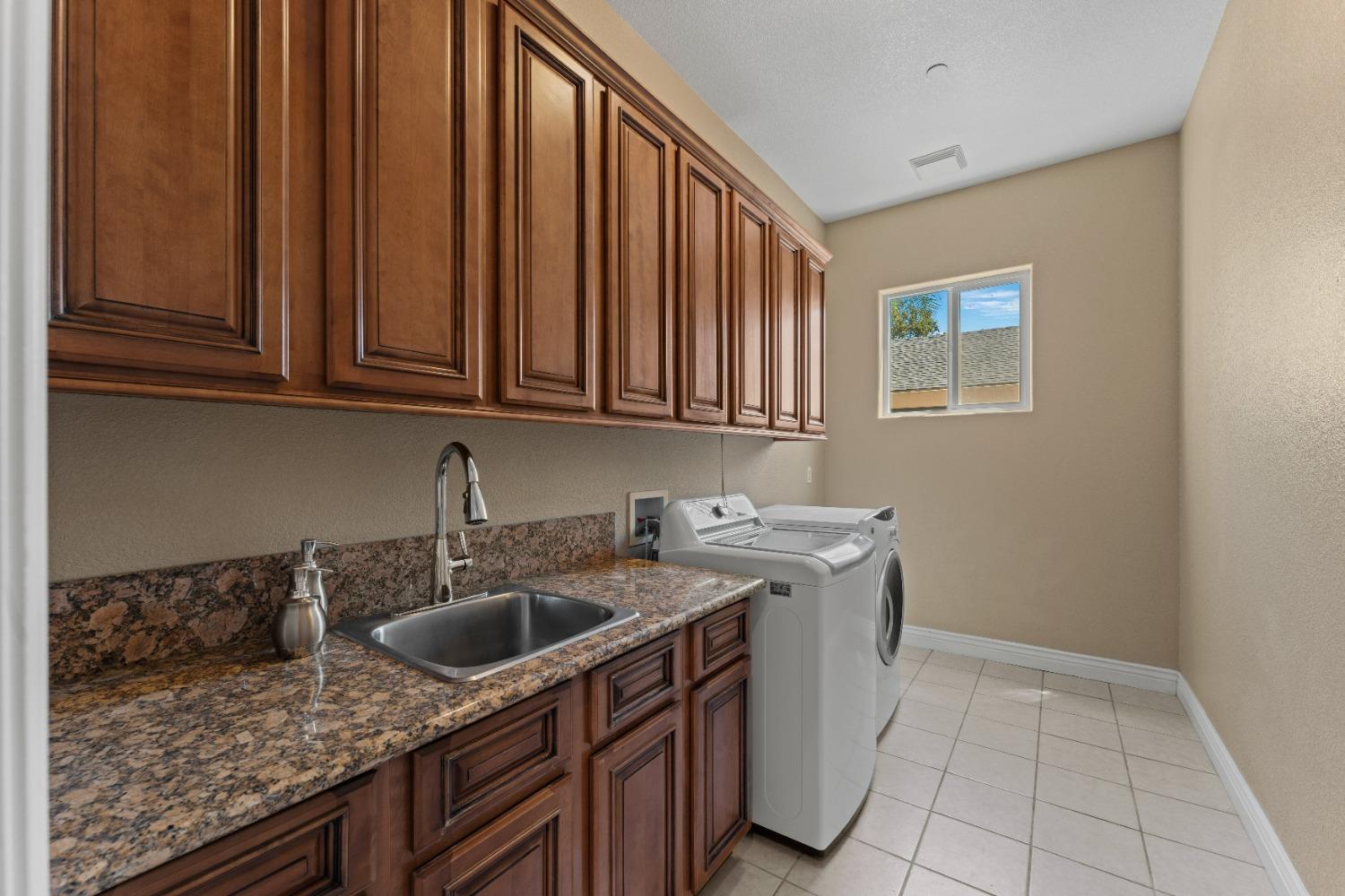 Detail Gallery Image 21 of 60 For 8925 Van Moore Ln, Orangevale,  CA 95662 - 6 Beds | 3/1 Baths