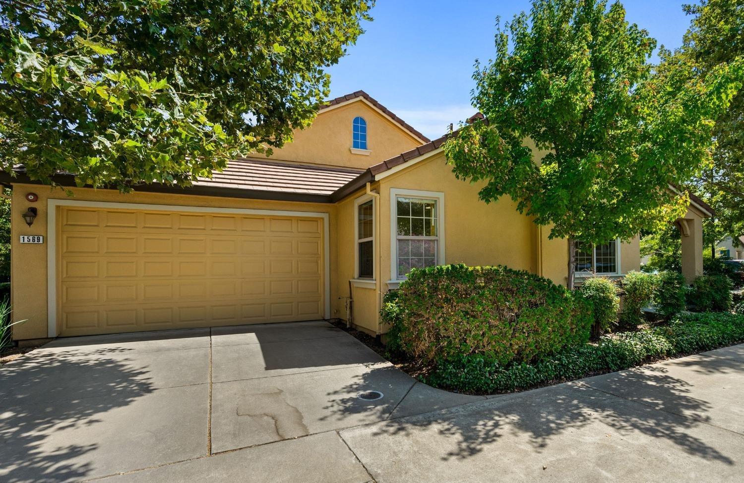 Detail Gallery Image 2 of 36 For 1569 Marseille Ln, Roseville,  CA 95747 - 2 Beds | 2 Baths